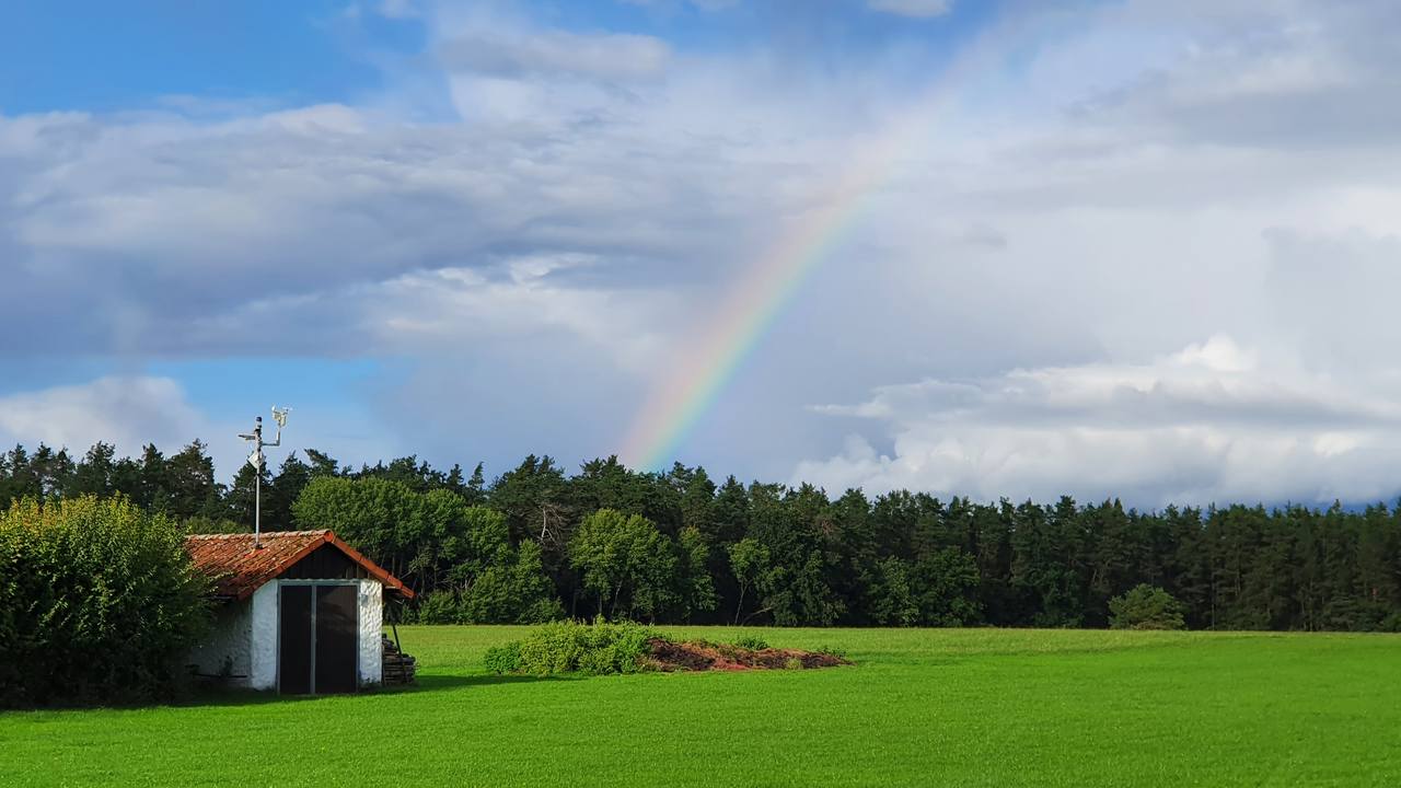 Regenbogen über Modellflugplatz Regenbogen über Modellflugplatz
