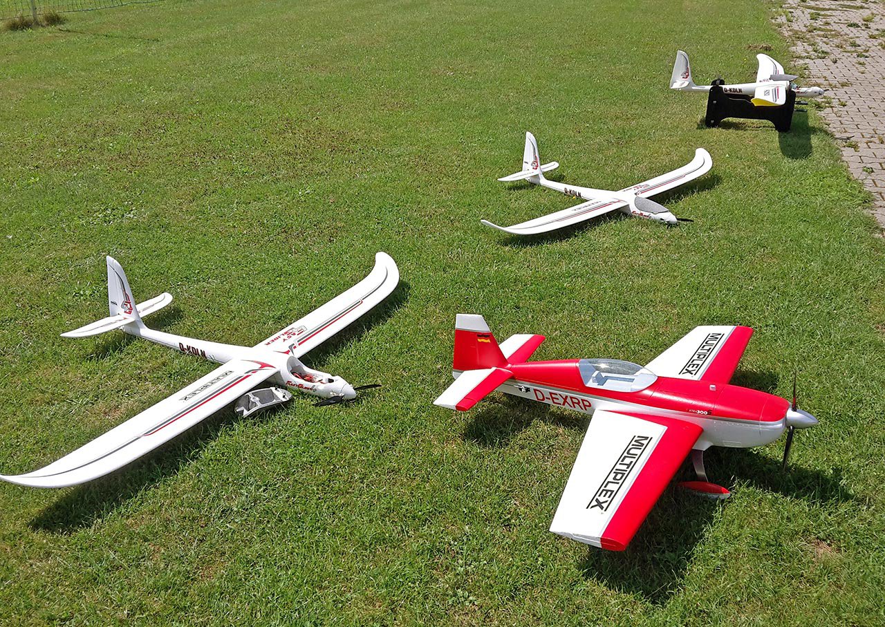 Easy Glider 4 - Club zusammen mit einer Extra 300 S auf unserem Modellflugplatz ;-)